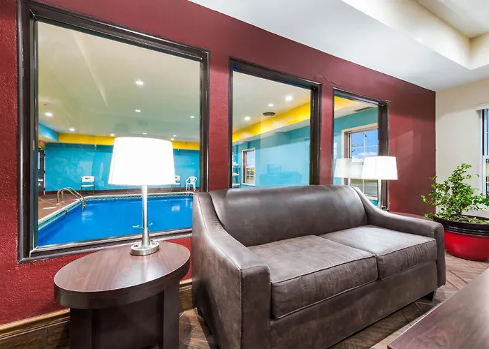 Econo Inn&suites Hotel