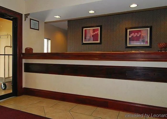 Econo Inn&suites Hotel 3*